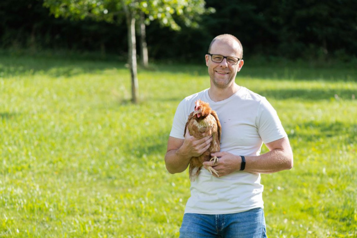 Zimmermann Karl Junior mit Huhn