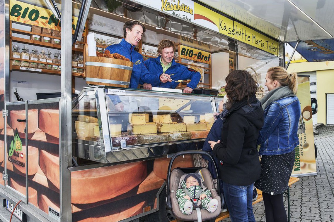 Käsehütte Stix Einkaufen am Käsemobil