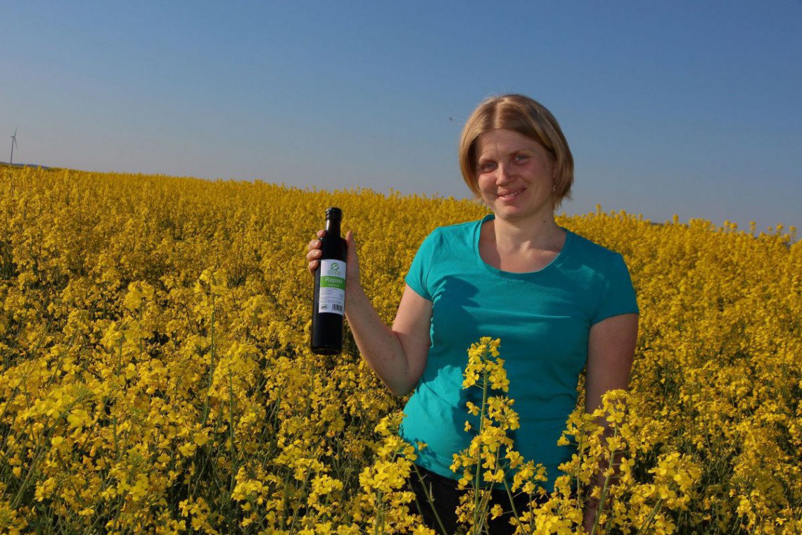 Franziska Popp im Raabsfeld mit Öl