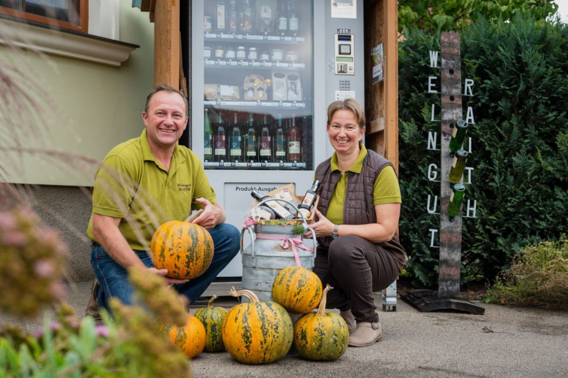 Weingut Raith Franz und Doris vor dem SB-Automat