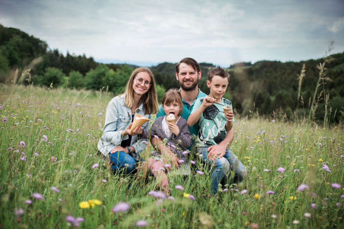 Milchhof Auer Familie beim Eisessen