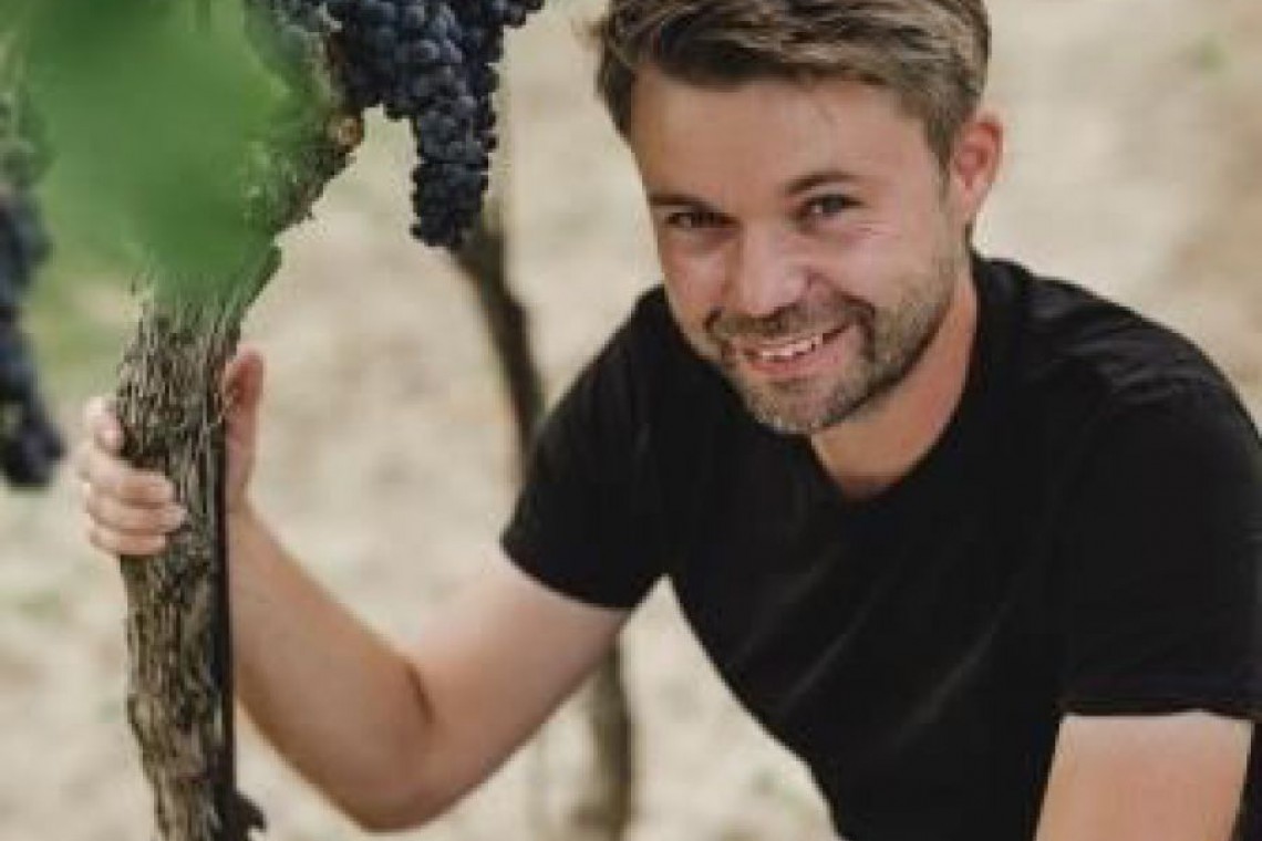 Alexander Waberer mit Weinstock