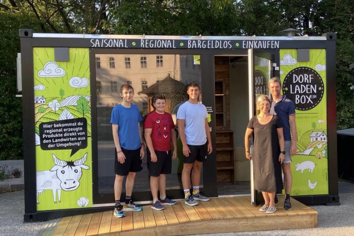 Familie Braimeier vor der Dorfladenbox