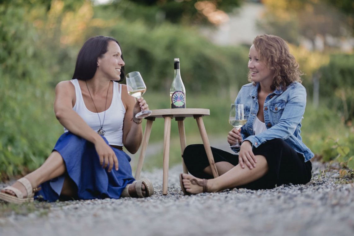 Mayersistas mit Glas sitzend