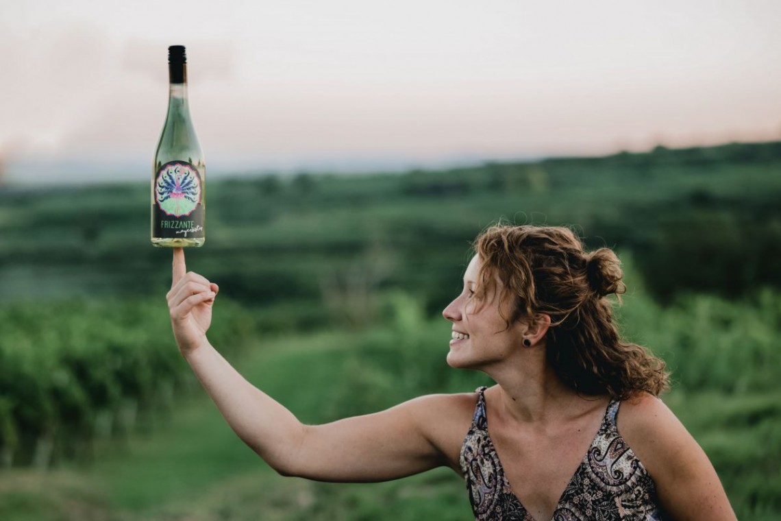 Sandra Mayer mit Frizzante Flasche