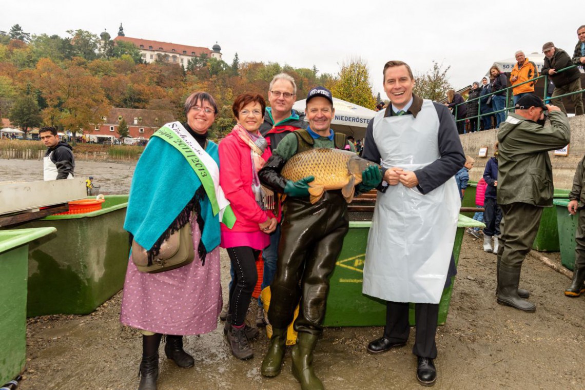 Karpfenkönigin mit Veranstaltern des Abfischfest