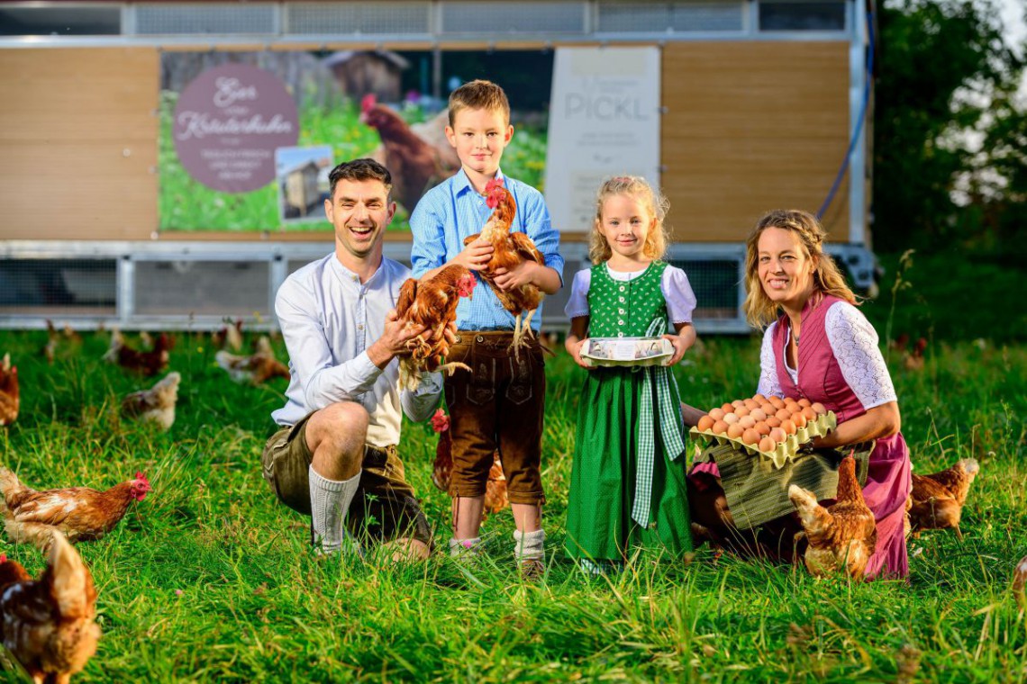 Familie Pickl mit Hühnern