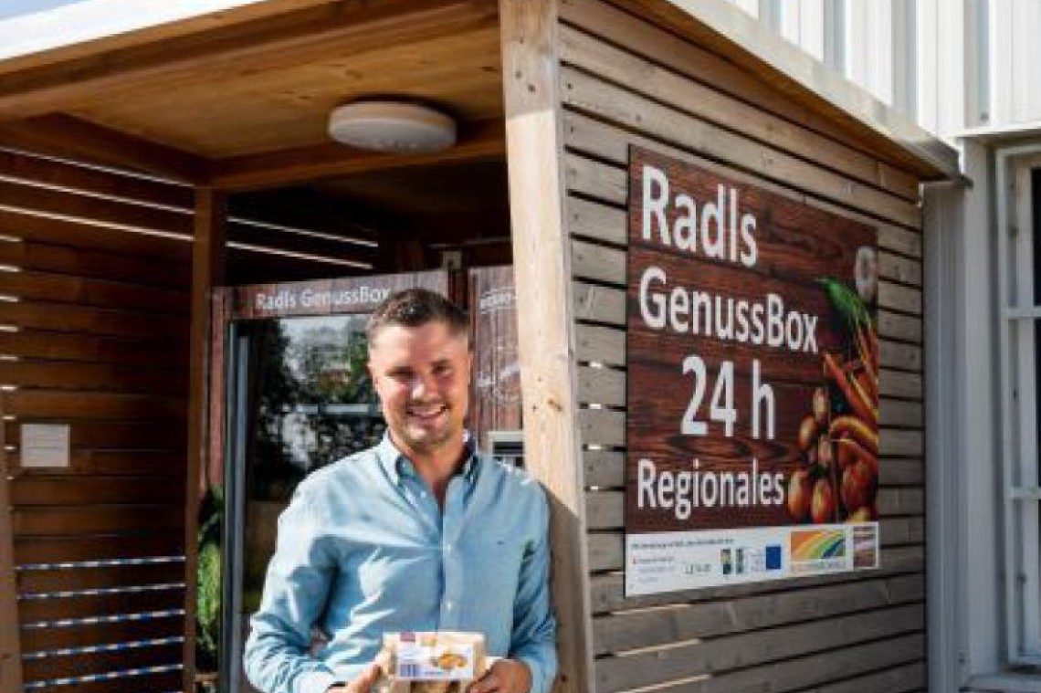 Christian Radl steht vor der 24h Radls GenussBox