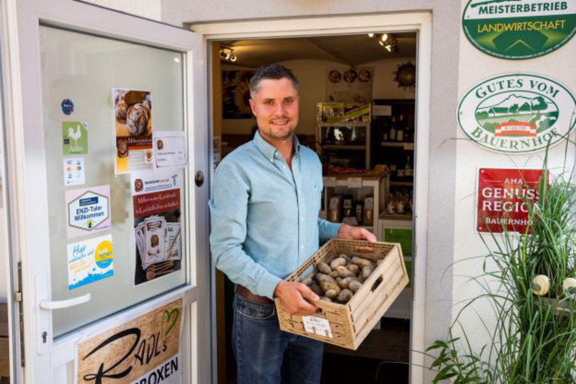 Frische Erdäpfel werden direkt vom Feld geliefert.