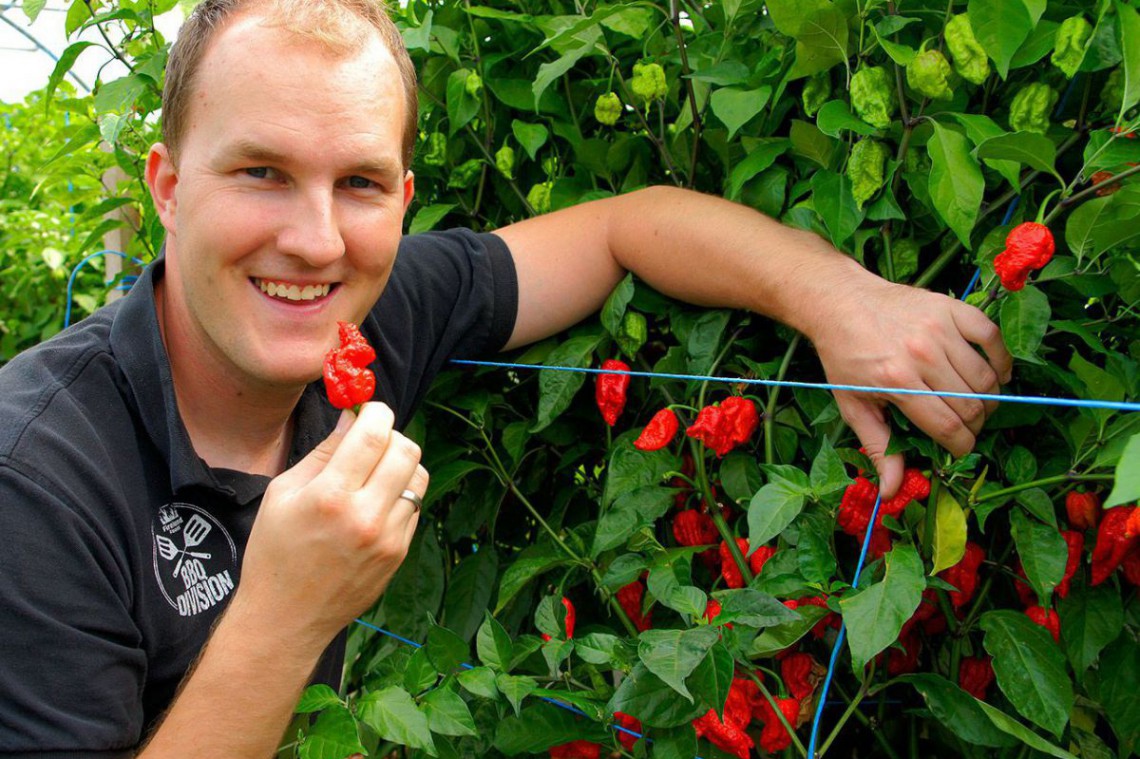 Richard Fohringer hält die schärfste Chili der Welt in der Hand.