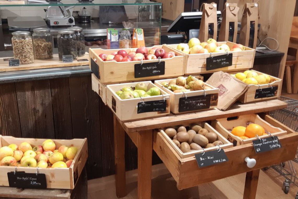 nah-guat-tisch-mit-obst