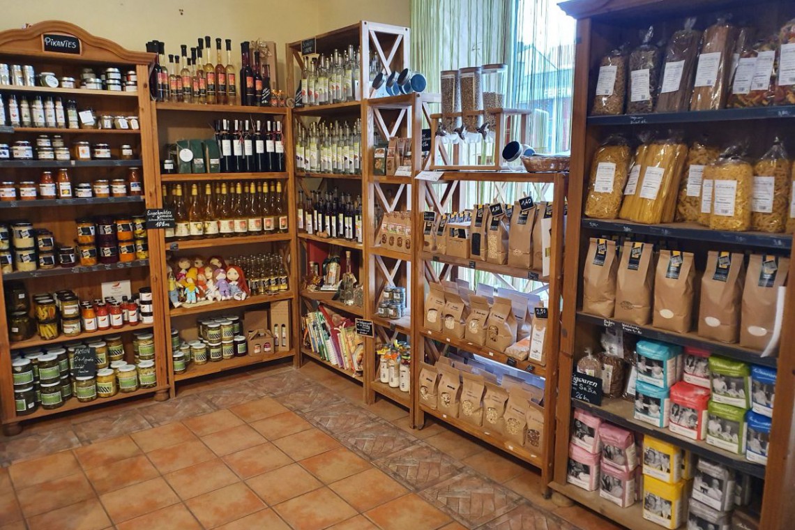 schreibers-obst-und-saftladen-regal-mit-konserven