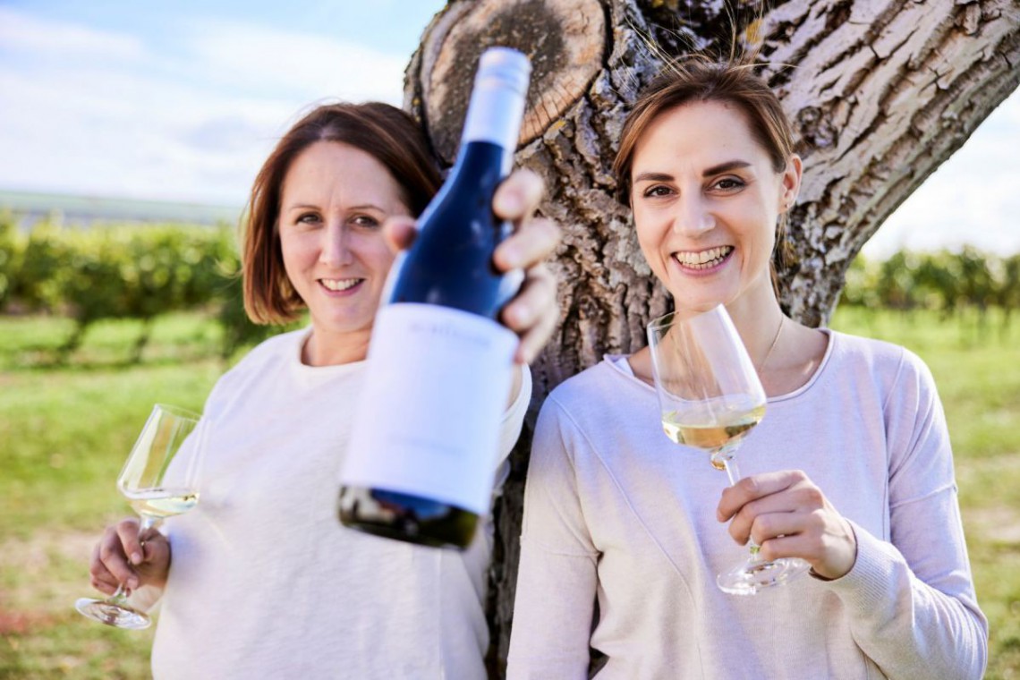 Kerstin und Nadine Schüller präsentieren ihre neuen Etiketten.