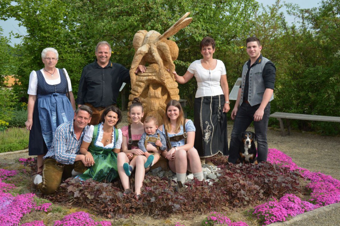 Familie Stögerer im Bienengarten