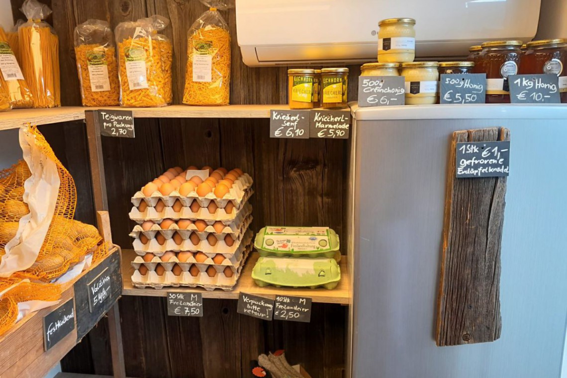 Hofladen B&ouml;hm - Regal mit Eiern