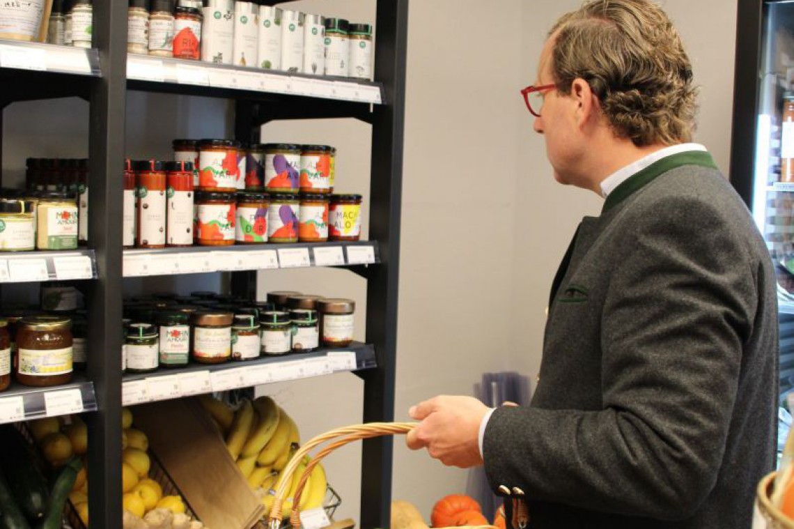 Christoph beim regionalen Shoppen