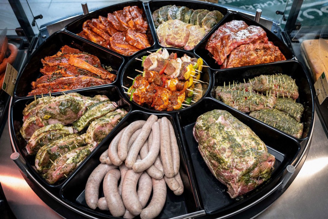Sunk-Grillplatte mit Spießen, Steakes, Würsteln und Braten im ganzen