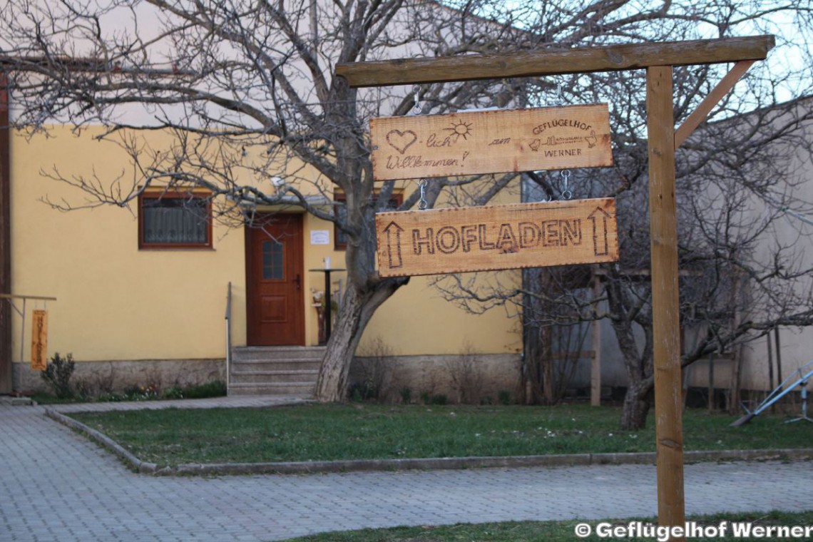 Geflügelhof Werner Hofladen außen mit Schild