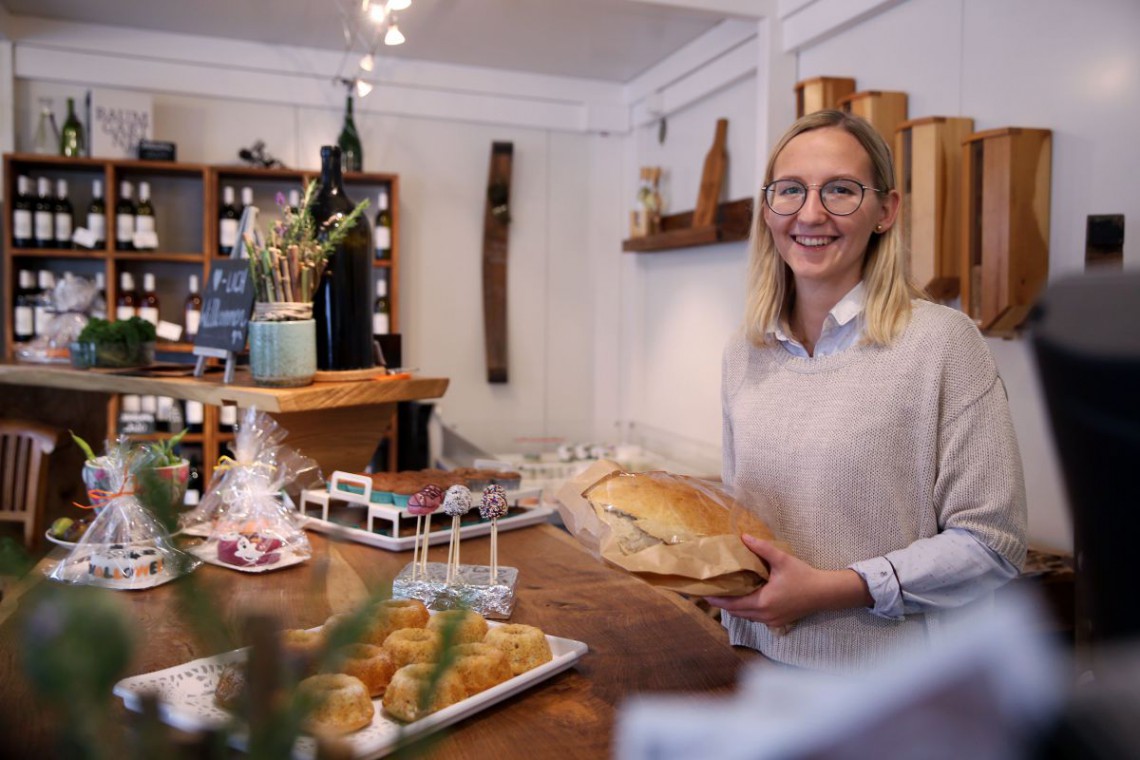 Frau Baumgartner mit Brot