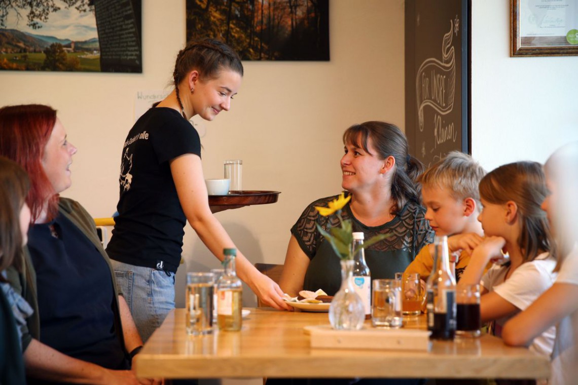 Bauernlodn Kirchberg Tisch mit Gästen