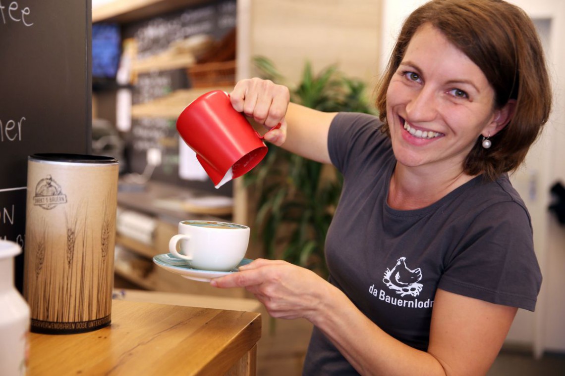 Bauernlodn Kirchberg Dame mit Kaffetasse