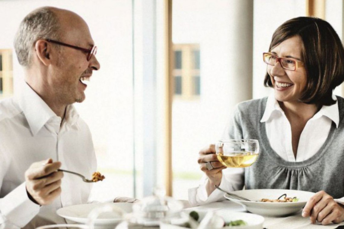 Familie Gutmann frühstückt mit Kräutertee