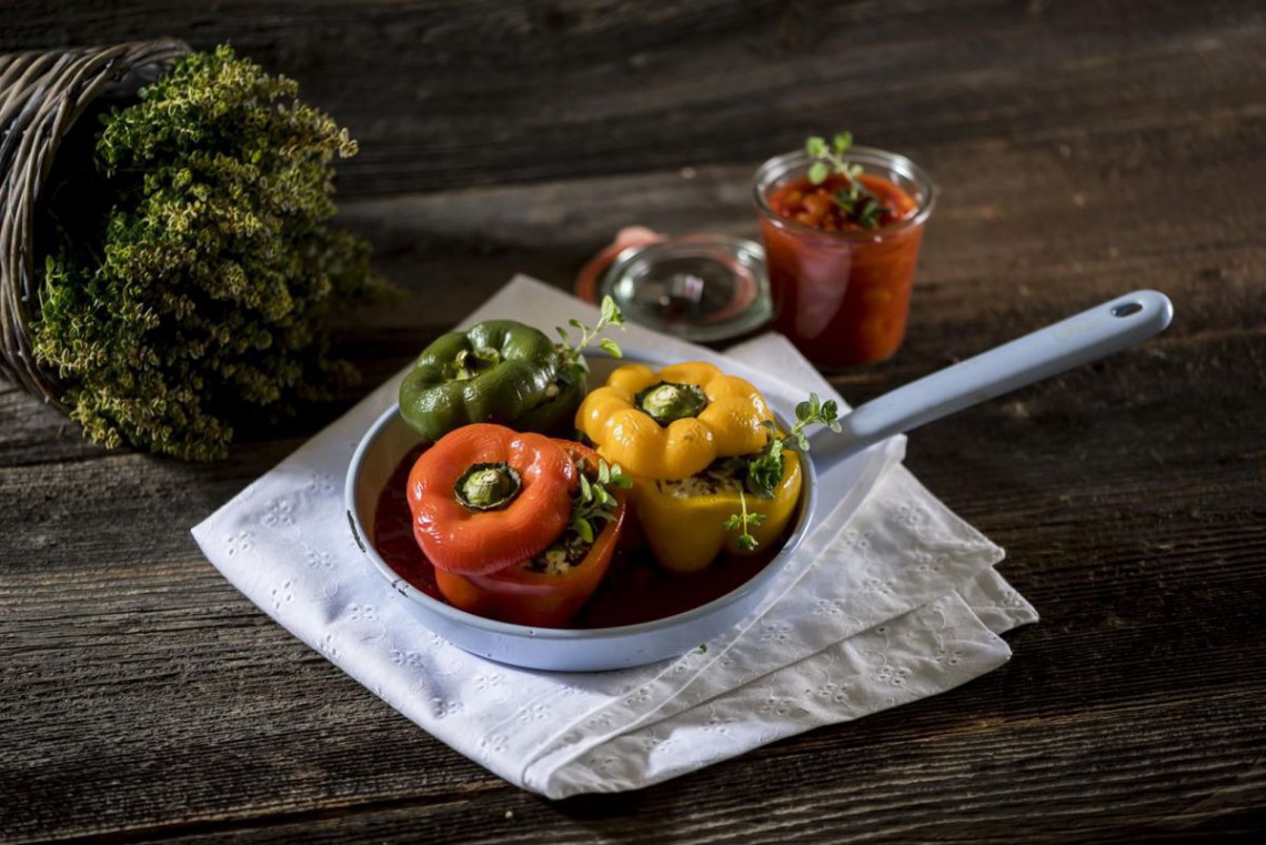 Gefüllte Paprika in der Pfanne mit Paradeissauce