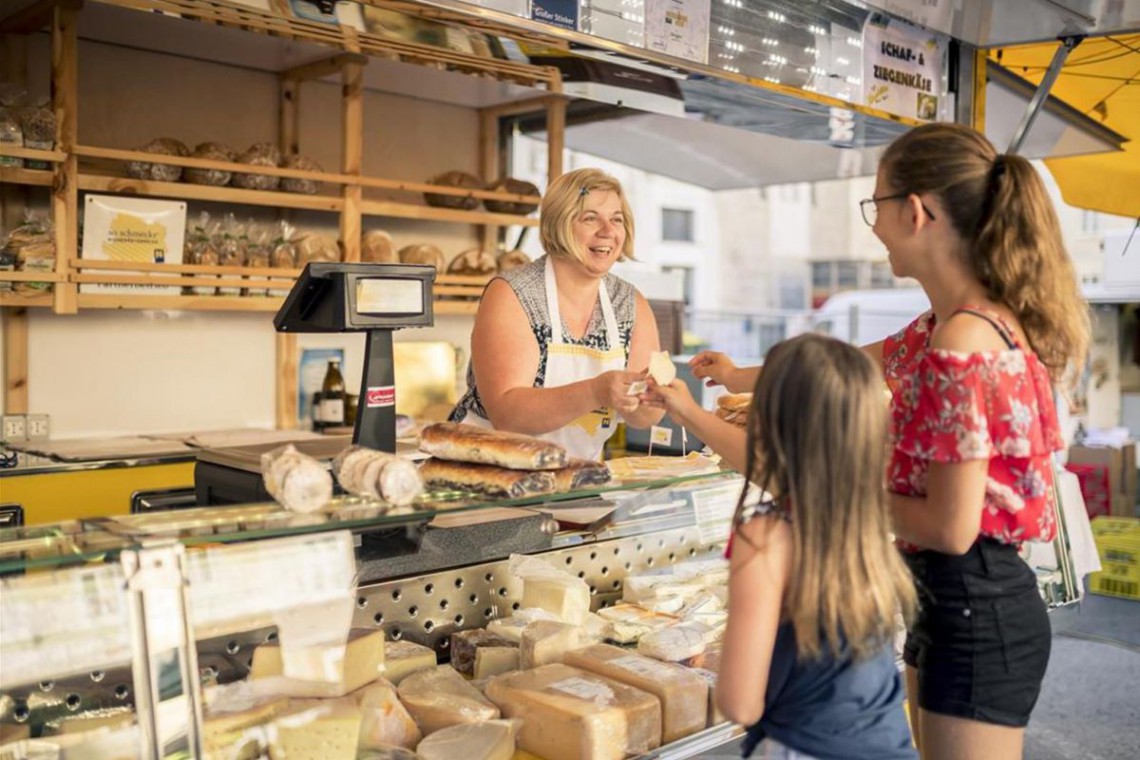 Kinder verkosten am Bauernmarkt Produkte