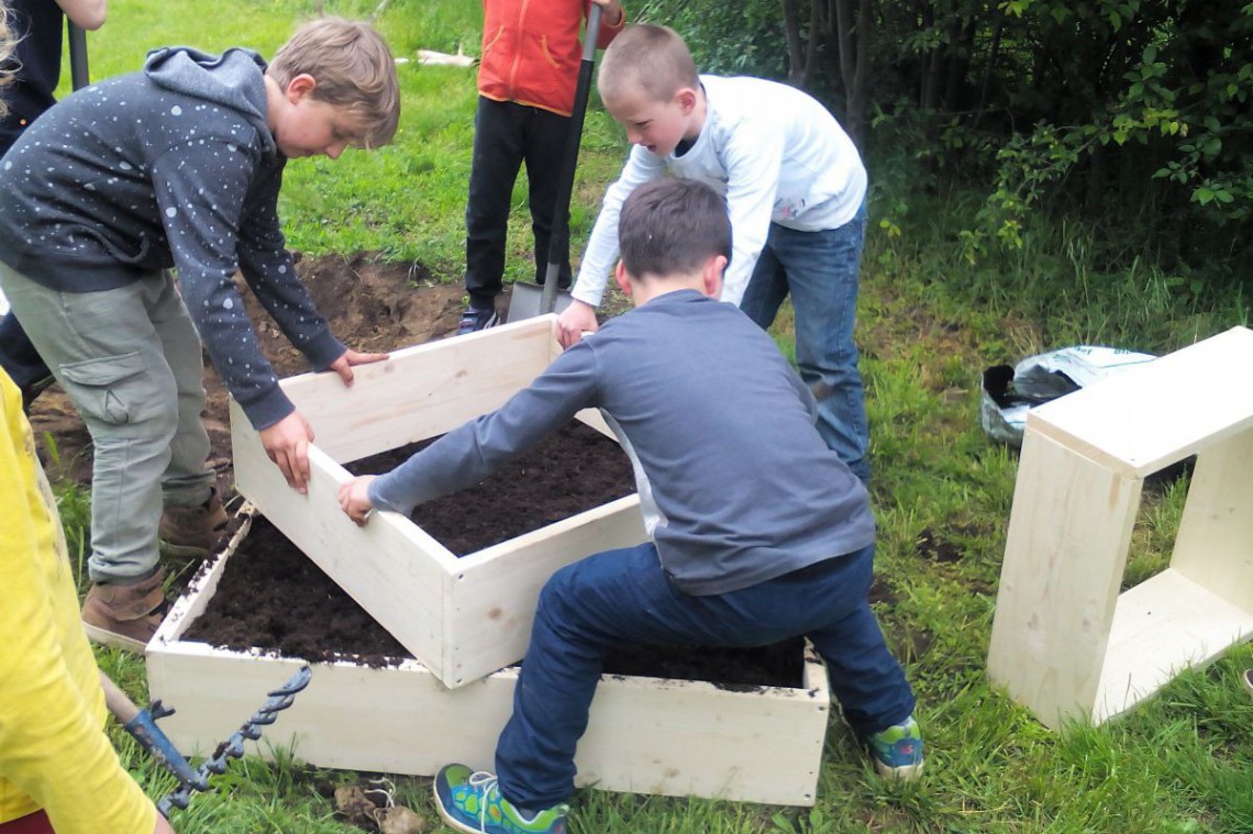 Kinder bauen die Pyramide