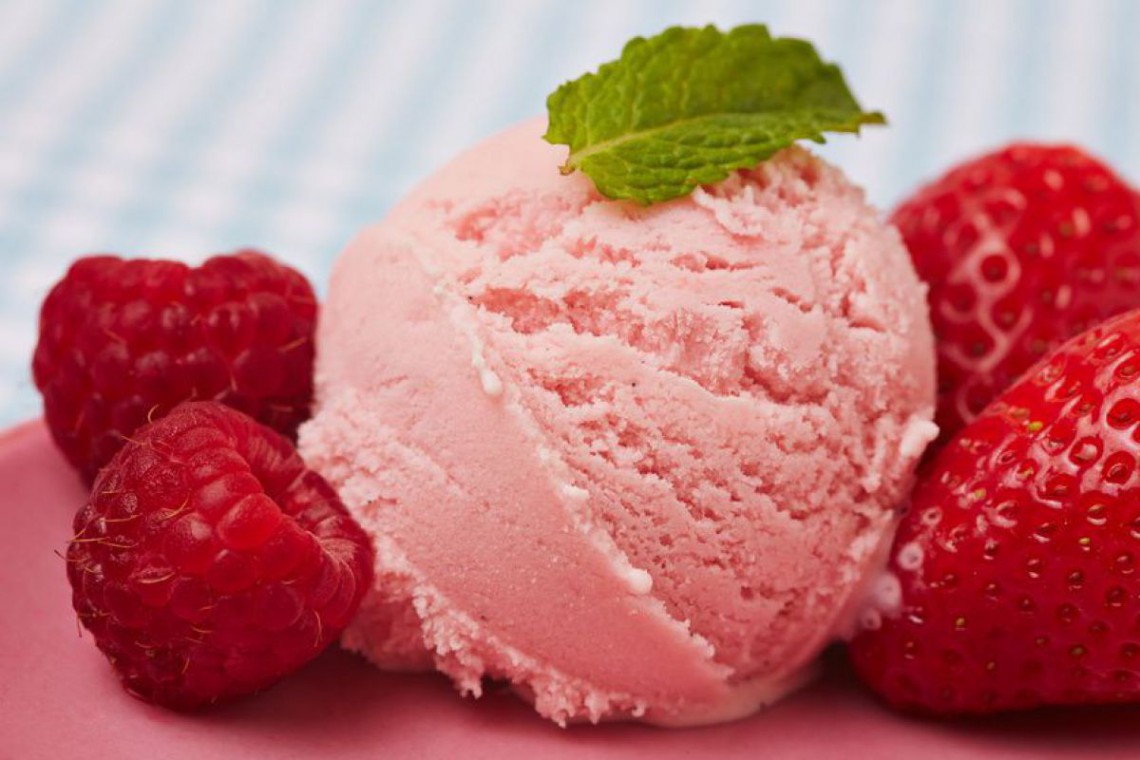 Fruchteis mit Beeren