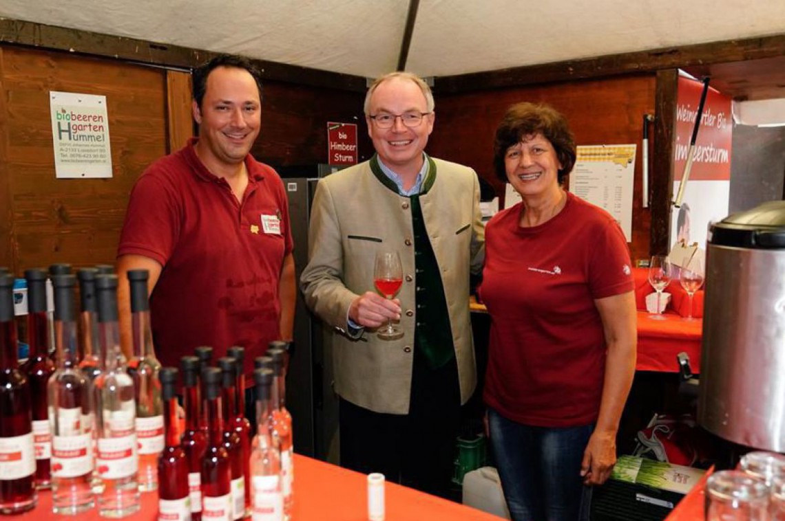 LH-Stv. Stephan Pernkopf mit "So schmeckt Niederösterreich" Partnerbetrieb Biobeeren­garten Hummel am Erntedankfest in Wien.