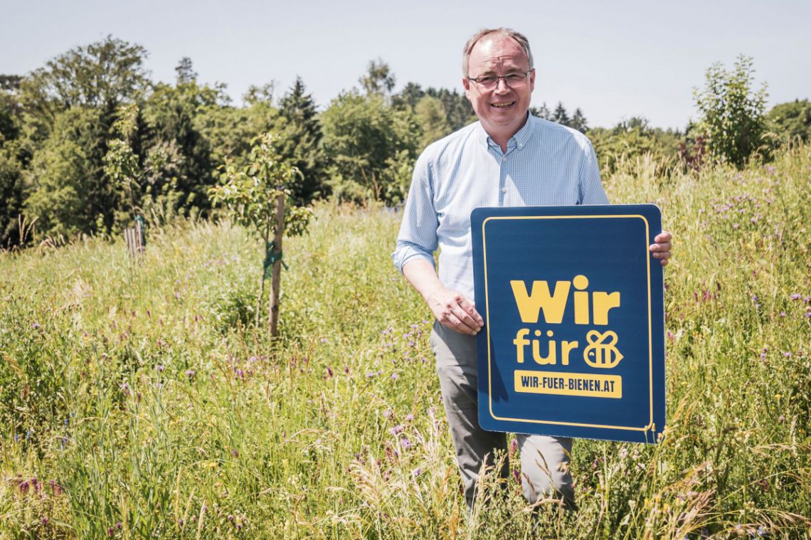 LH Stv. Stephan Pernkopf mit "wir für Bienen" - Schild