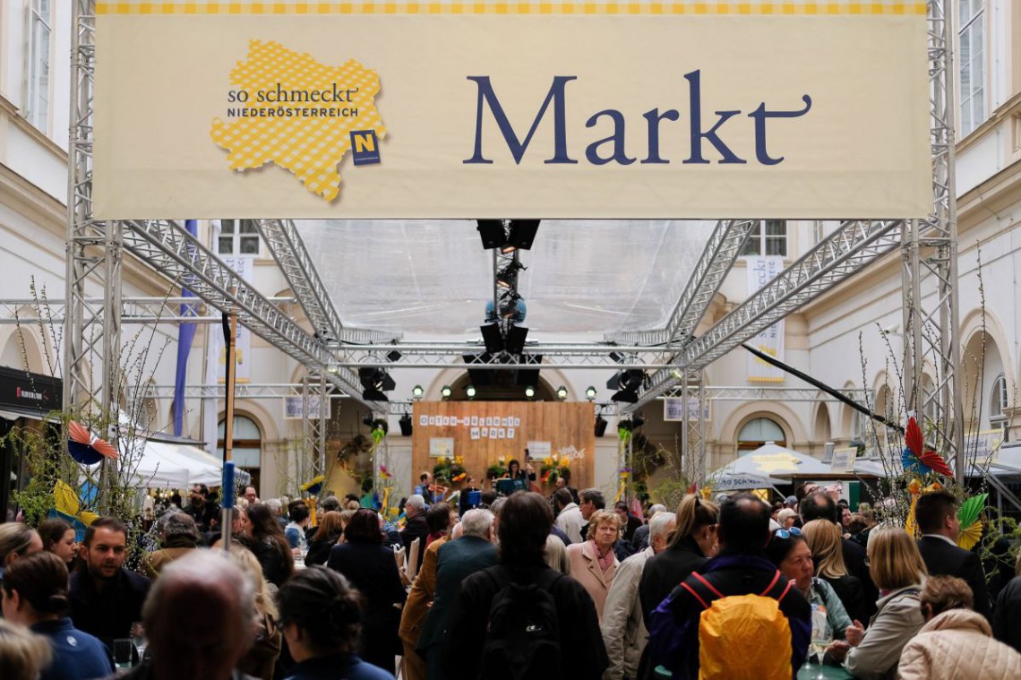 Der Blick auf die Bühne am Oster-Erlebnismarkt von "So schmeckt Niederösterreich"