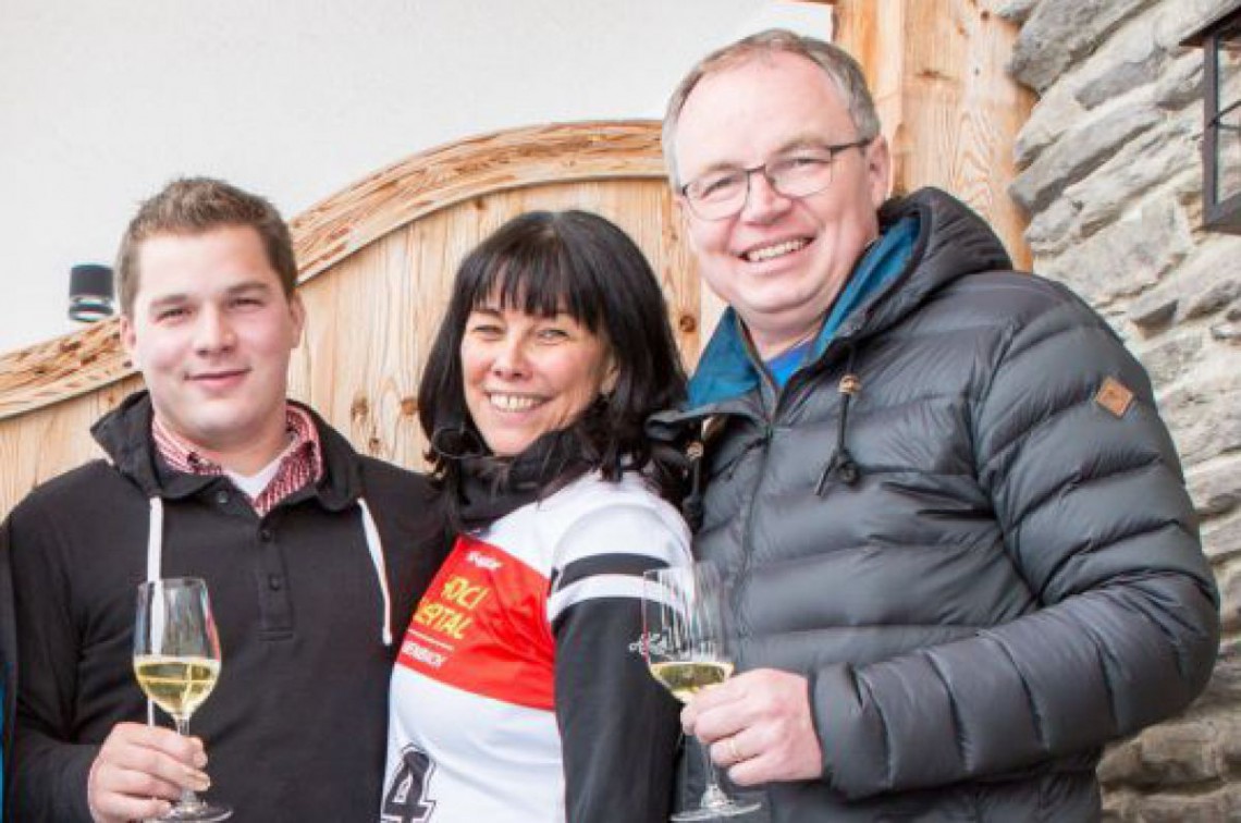 Florian Dworzak, Martha Schultz und LH-Stv. Stephan Pernkopf beim Winzer Wedelcup