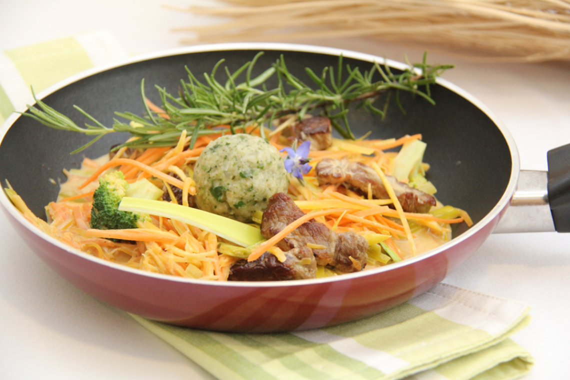 Rindfleisch aus der Pfanne mit Kräuter-Topfenknödel und Gemüse ...