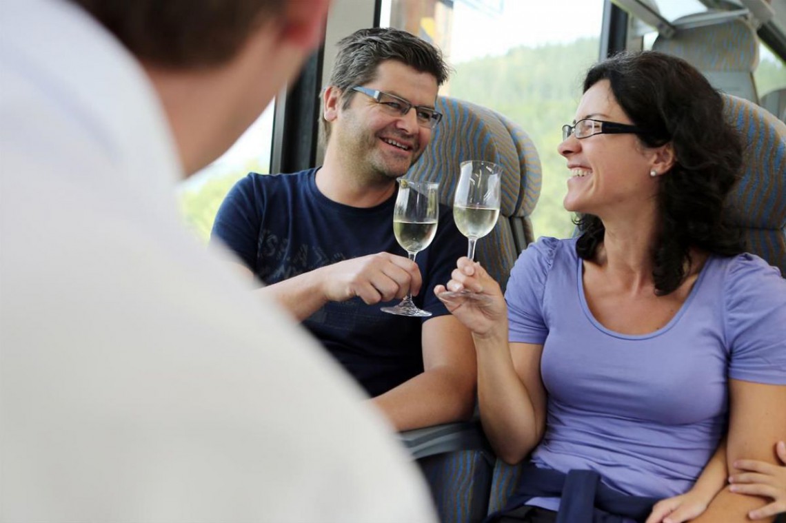 Niederösterreichische WinzerInnen schenken Ihnen im 1. Klassewagon gerne Wein ein.