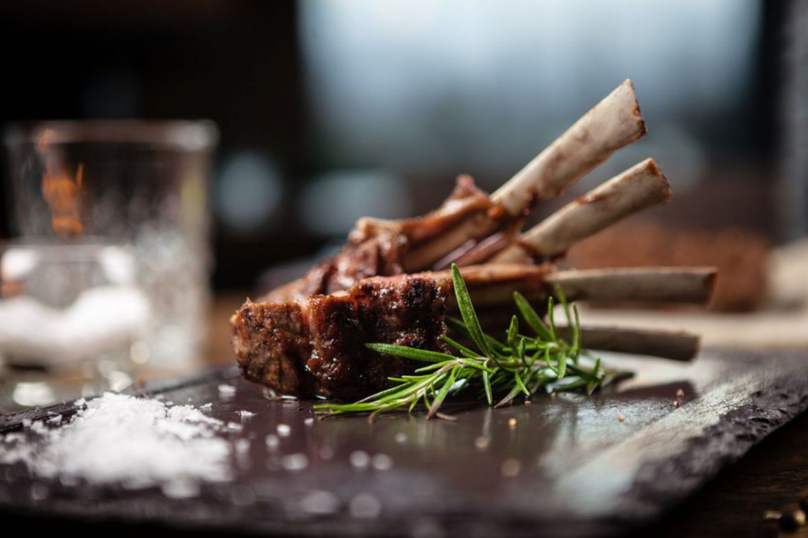 Lammfleisch gebraten mit Rosmarin und Salz