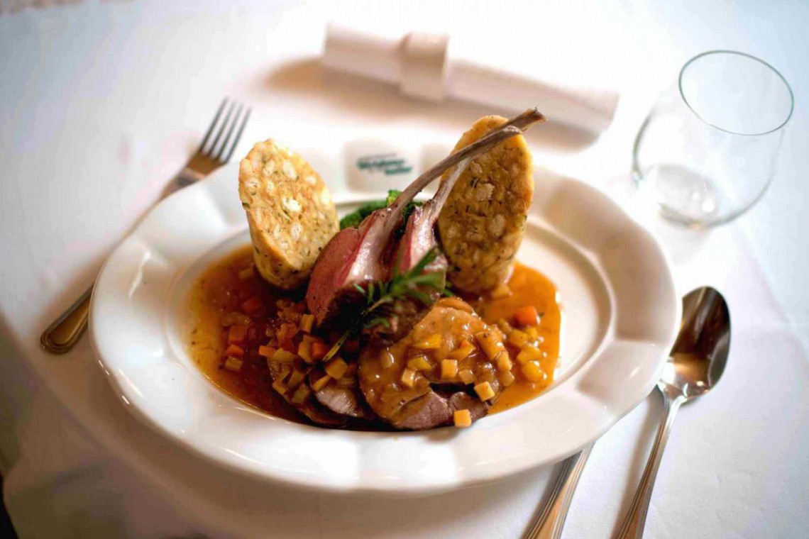 Lammkrone mit Gem&uuml;se und Semmelkn&ouml;del