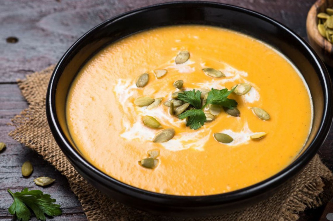 Kürbiscremesuppe mit Obers, Kürbiskernen und Petersilie