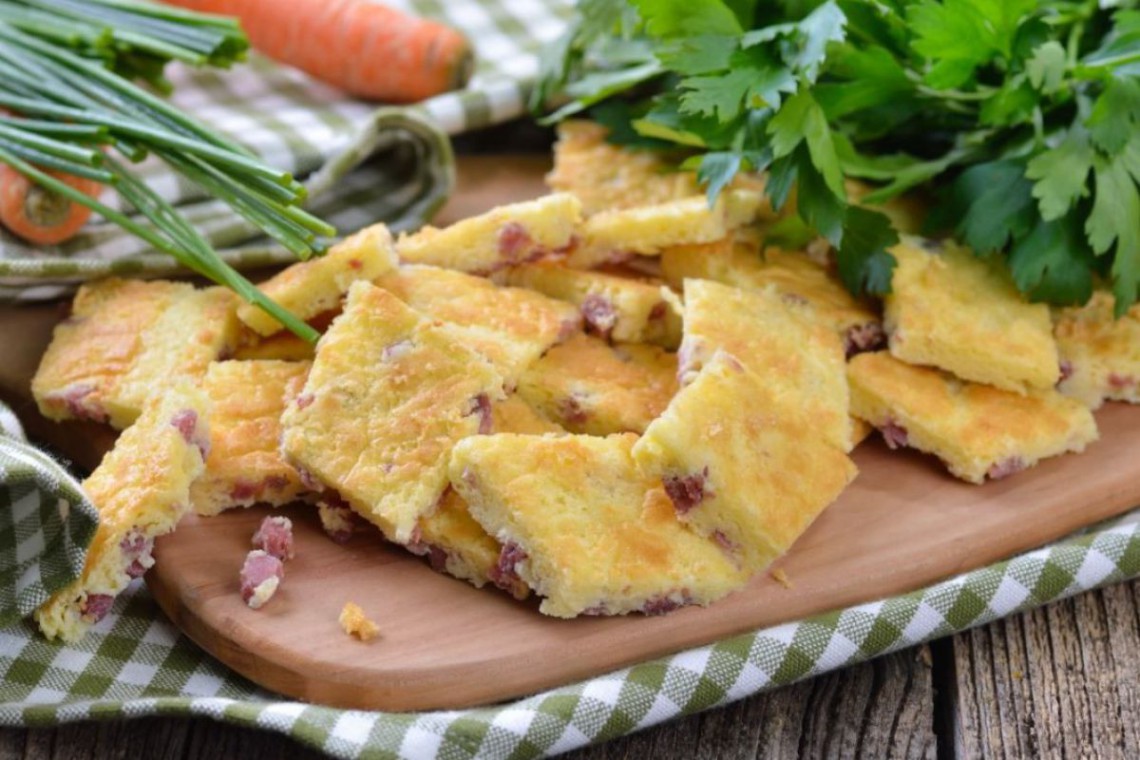 Kaiserschöberl mit Schinken, angerichtet auf einem Holzbrett 