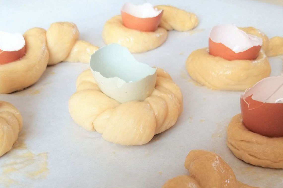 Backen Sie mit Kinder Germteig-Spezialitäten wie Hasenblümchen oder Mini-Osternester!