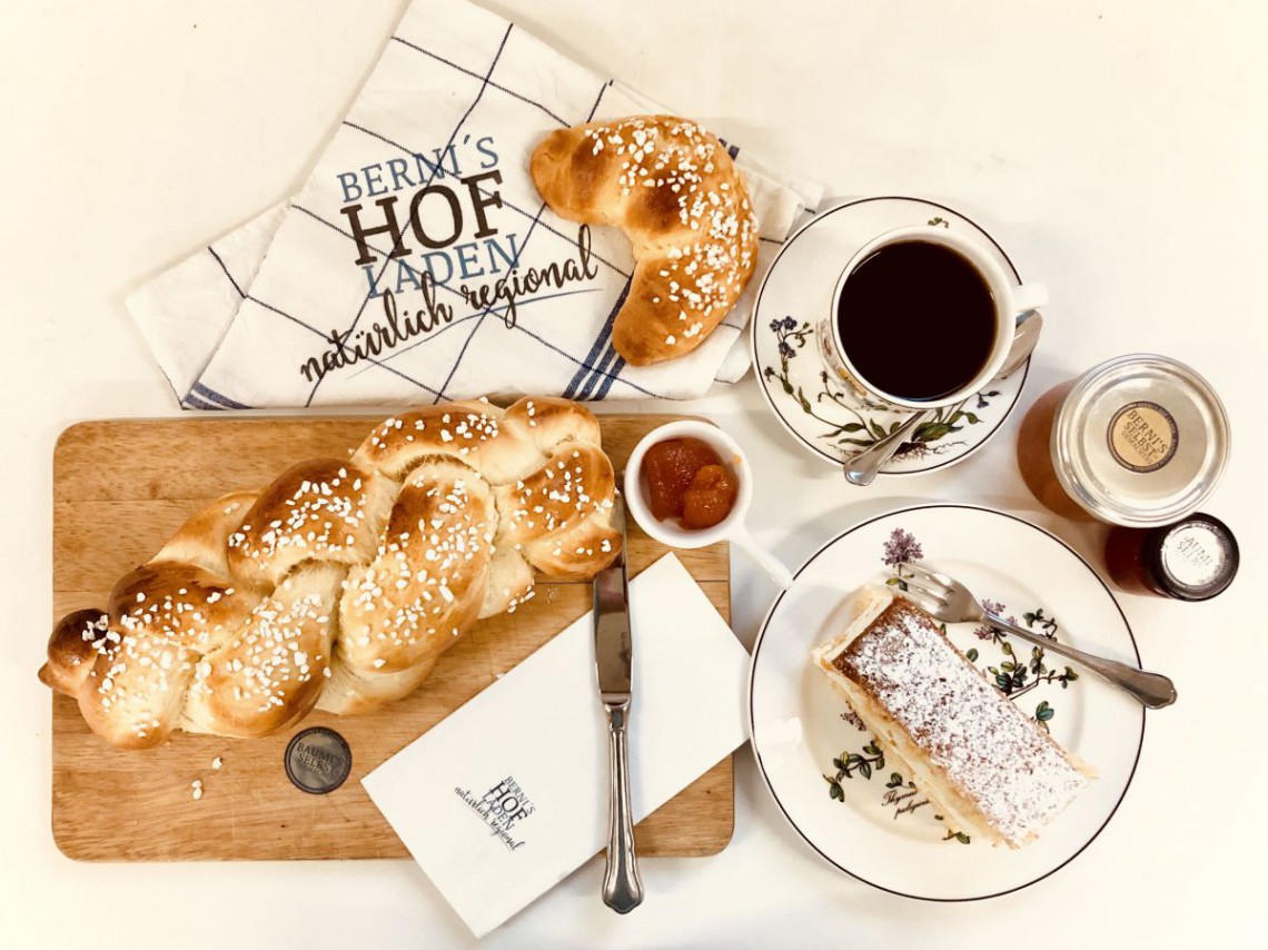 Gedeckter Tisch mit Stritzel und Kaffee