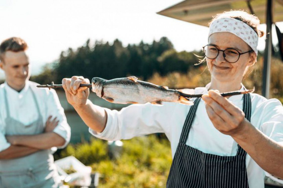 Theresia Palmetzhofer vom Gasthaus zur Palme beim kulinarischen Experiment