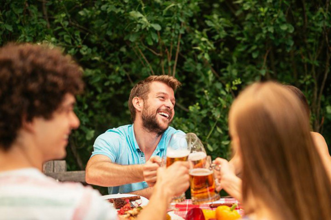 Freunde, die mit einem Bier anstoßen