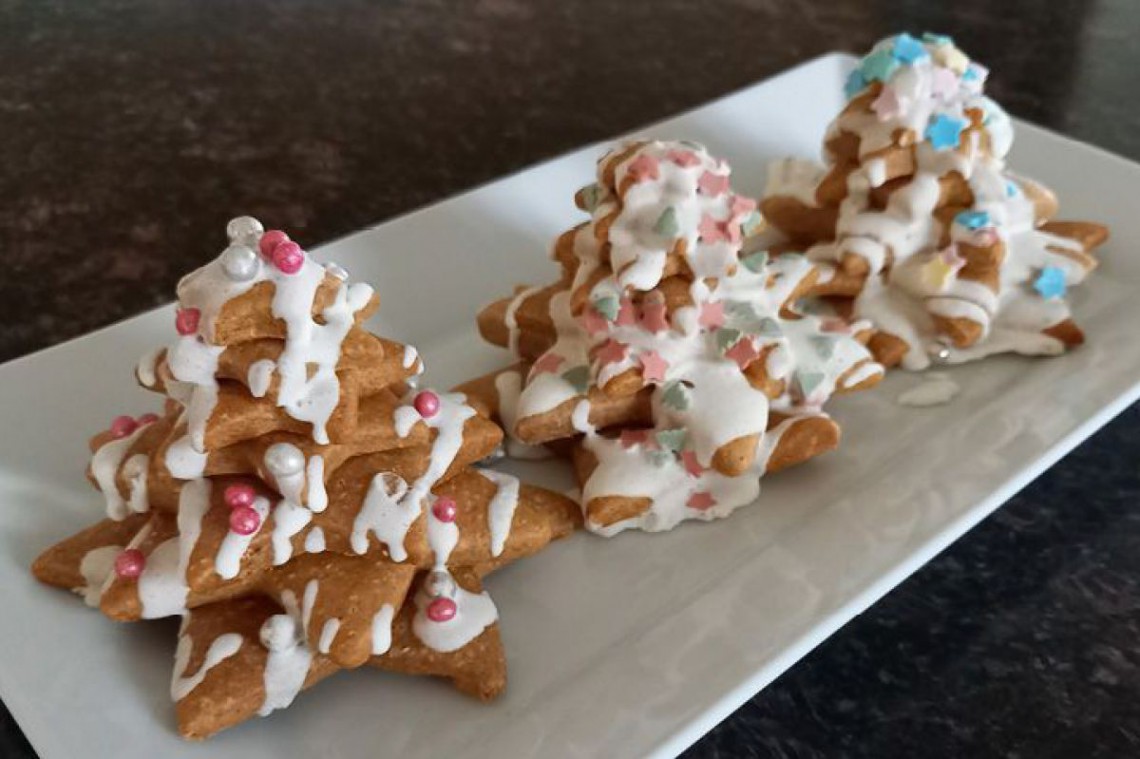 Zu Christbäumen gestapelte Lebkuchen-Sterne