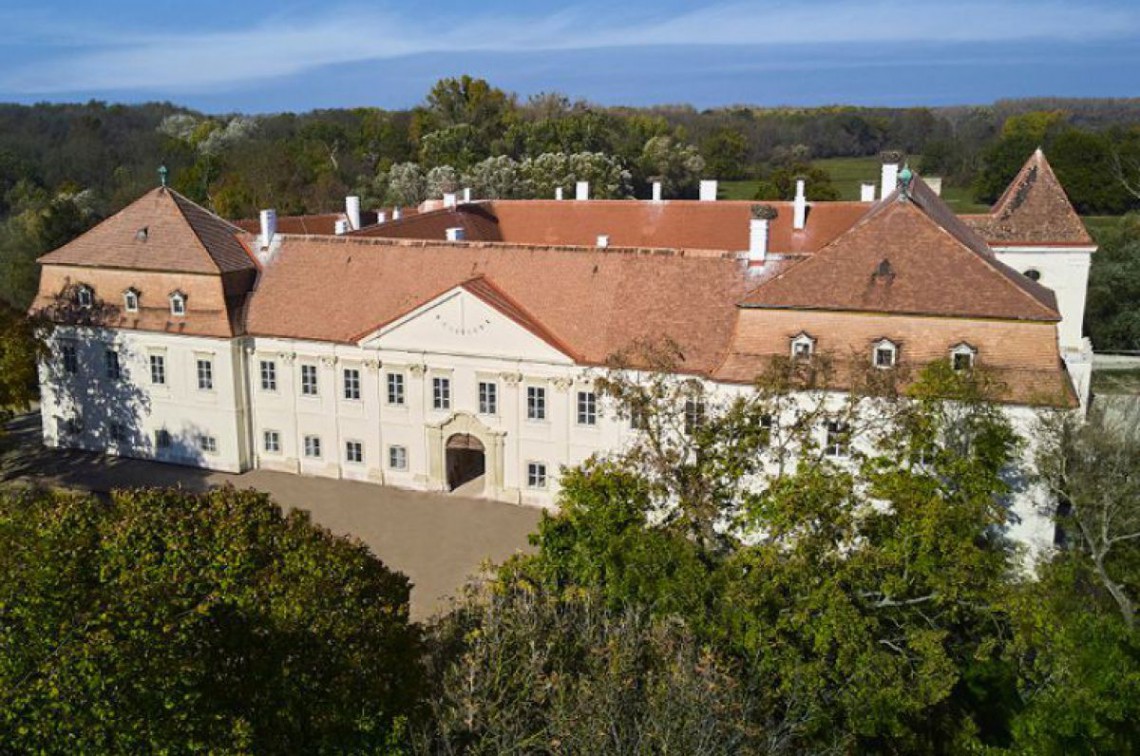 Das Schloss Marchegg, umgeben von Wäldern