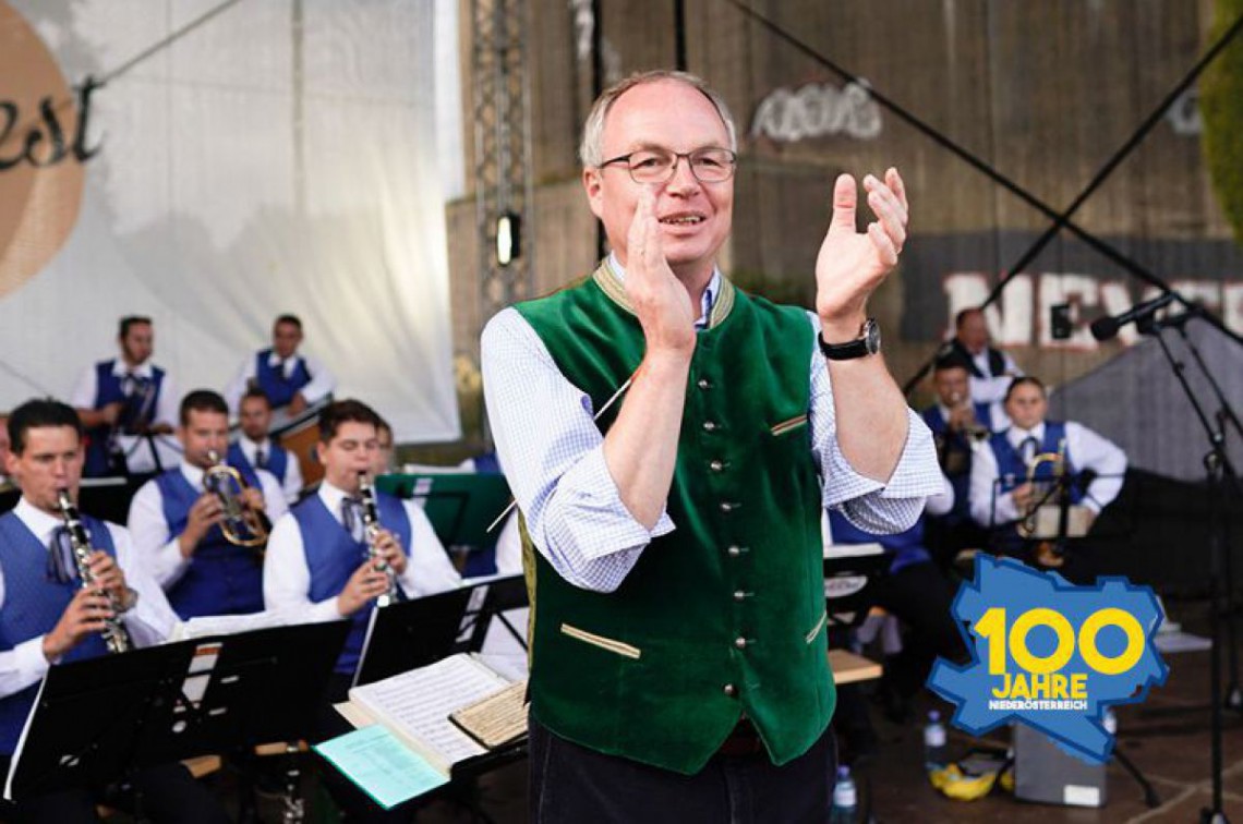 Stephan Pernkopf vor einer Musikgruppe auf der Bühne