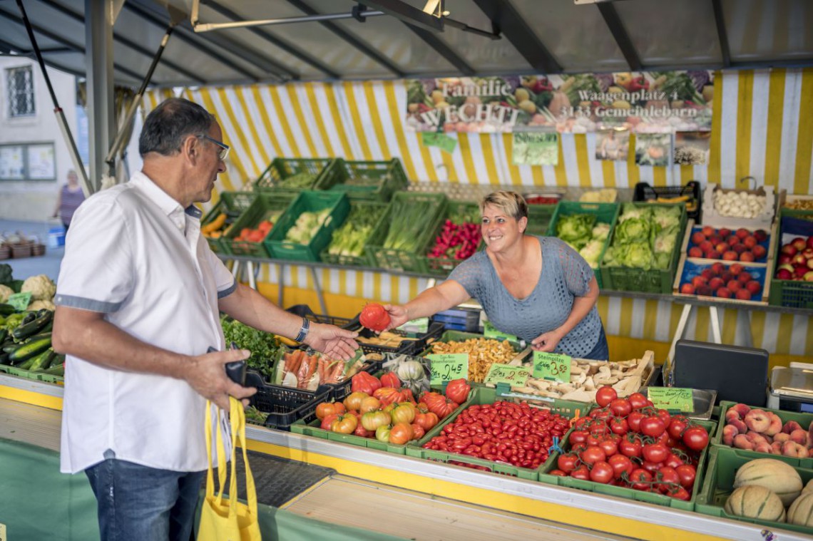 Ein Gemüsestand beim Bauernmarkt