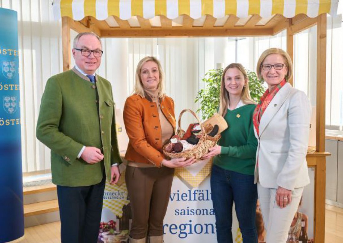 Landeshauptfrau Johanna Mikl-Leitner und LH-Stellvertreter Stephan Pernkopf mit den Direktvermarkterinnen Sonja und Christina Schrittwieser.