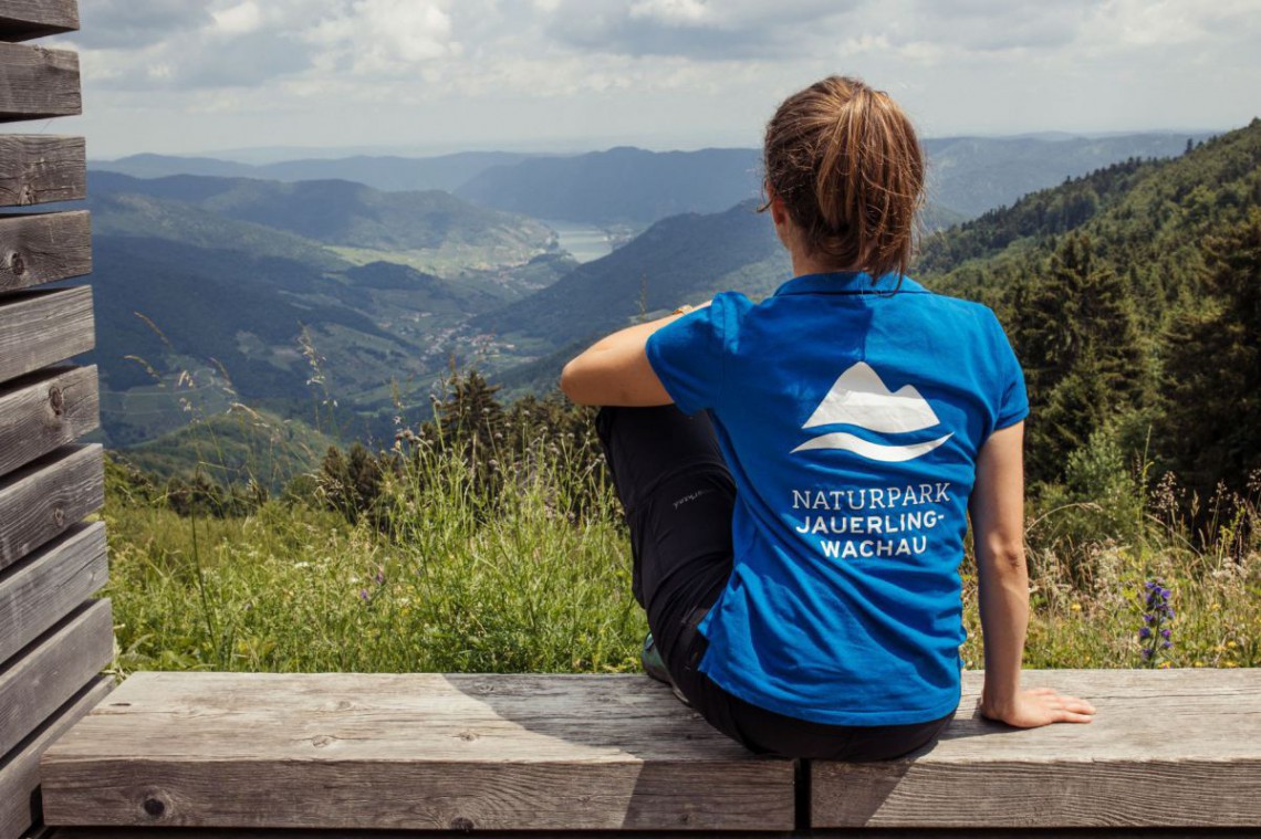 Frau genießt den Ausblick in den Naturpark Jauerling-Wachau